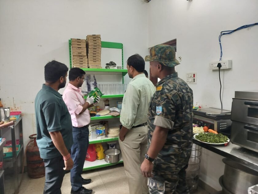 लातेहार में खाद्य सुरक्षा को लेकर संयुक्त जांच अभियान, होटलों में मिठाई-पनीर की जांच लातेहार में खाद्य सुरक्षा को लेकर संयुक्त जांच अभियान, होटलों में मिठाई-पनीर की जांच