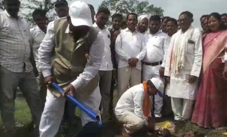 मनिका-हेरहंज मुख्य पथ पर बनेगा पुल, विधायक रामचंद्र सिंह ने किया शिलान्यास