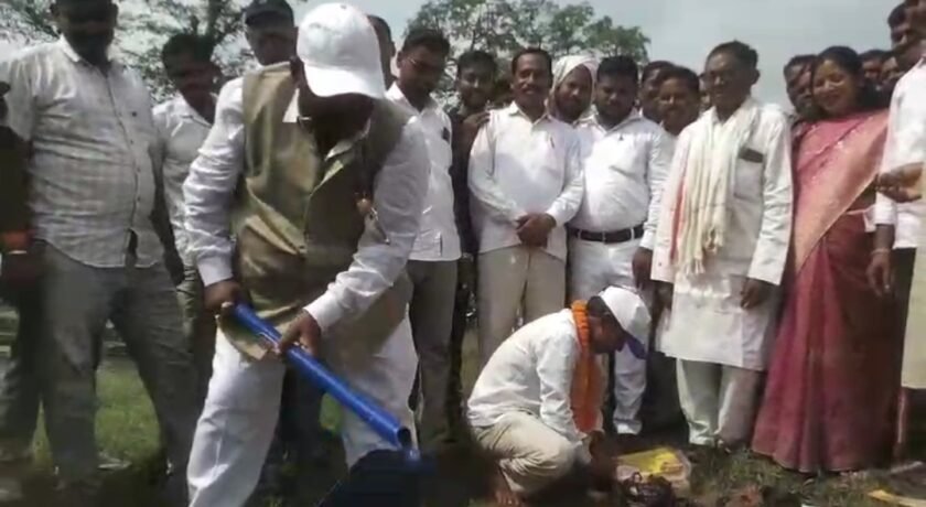 मनिका-हेरहंज मुख्य पथ पर बनेगा पुल, विधायक रामचंद्र सिंह ने किया शिलान्यास