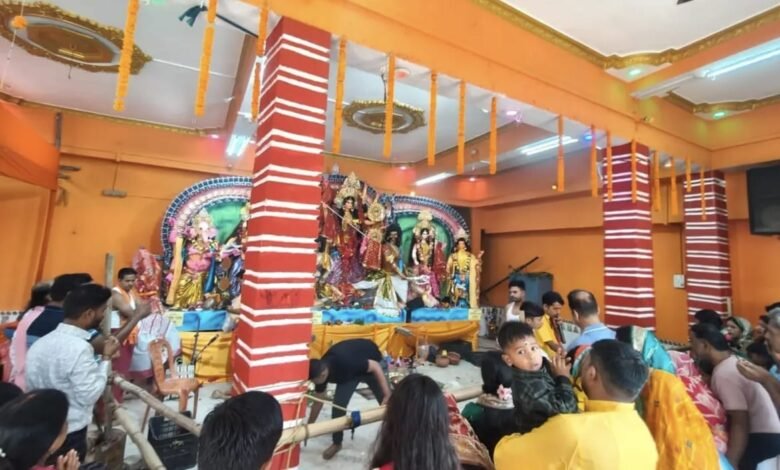 महाअष्टमी पर बरहेट, बरहरवा और पतना में उमड़ी श्रद्धालुओं की भीड़,महानवमी पर महाहवन की तैयारी महाअष्टमी पर बरहेट, बरहरवा और पतना में उमड़ी श्रद्धालुओं की भीड़,महानवमी पर महाहवन की तैयारी