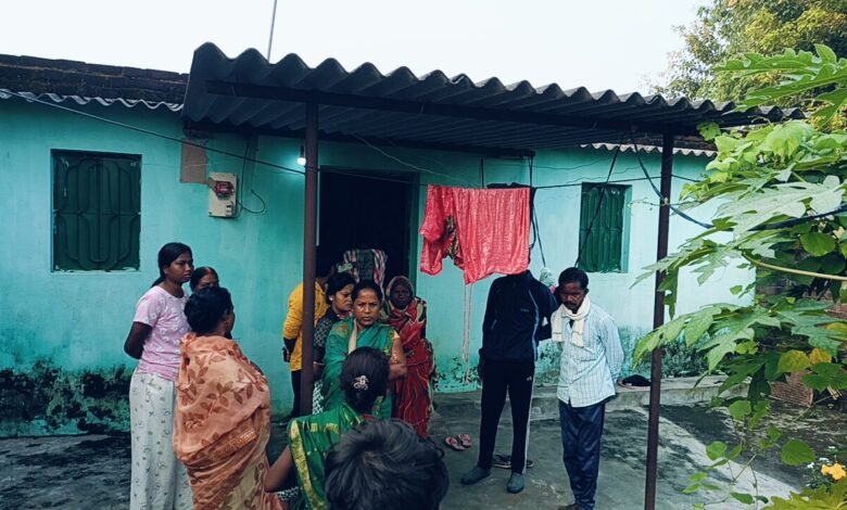 घाघरा के पाकर टोली में नाबालिग लड़की की मौत, घर में छोटी बहन के साथ रहती थी अकेली घाघरा के पाकर टोली में नाबालिग लड़की की मौत, घर में छोटी बहन के साथ रहती थी अकेली