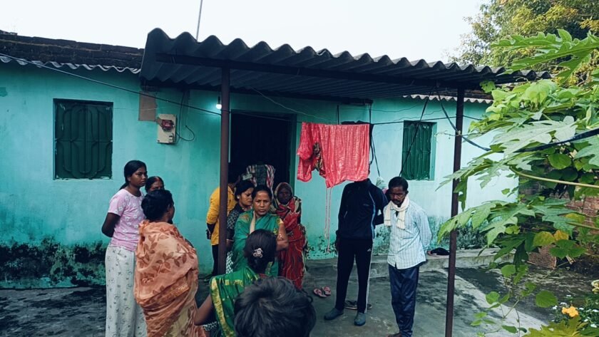 घाघरा के पाकर टोली में नाबालिग लड़की की मौत, घर में छोटी बहन के साथ रहती थी अकेली घाघरा के पाकर टोली में नाबालिग लड़की की मौत, घर में छोटी बहन के साथ रहती थी अकेली