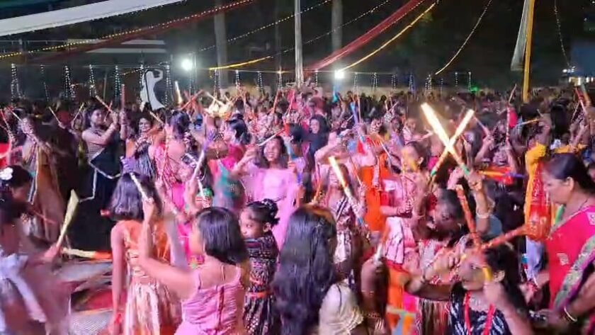 पाकुड़ में सरस्वती पुस्तकालय दुर्गापूजा समिति का भव्य डांडिया उत्सव, कोलकाता के कलाकारों ने बांधा समां