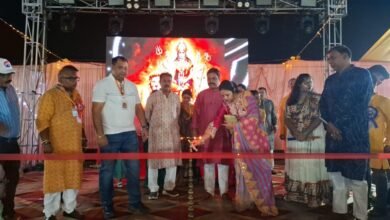 पाकुड़ में सरस्वती पुस्तकालय दुर्गापूजा समिति का भव्य डांडिया उत्सव, कोलकाता के कलाकारों ने बांधा समां पाकुड़ में सरस्वती पुस्तकालय दुर्गापूजा समिति का भव्य डांडिया उत्सव, कोलकाता के कलाकारों ने बांधा समां