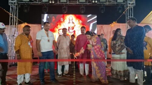 पाकुड़ में सरस्वती पुस्तकालय दुर्गापूजा समिति का भव्य डांडिया उत्सव, कोलकाता के कलाकारों ने बांधा समां