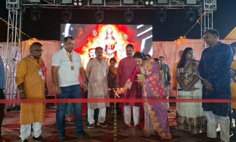 पाकुड़ में सरस्वती पुस्तकालय दुर्गापूजा समिति का भव्य डांडिया उत्सव, कोलकाता के कलाकारों ने बांधा समां