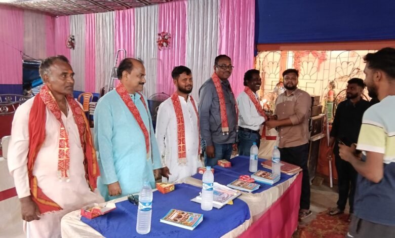 बरहरवा प्रखंड के विभिन्न पूजा पंडालों का जिला अध्यक्ष सह विधायक प्रतिनिधि ने किया दौरा