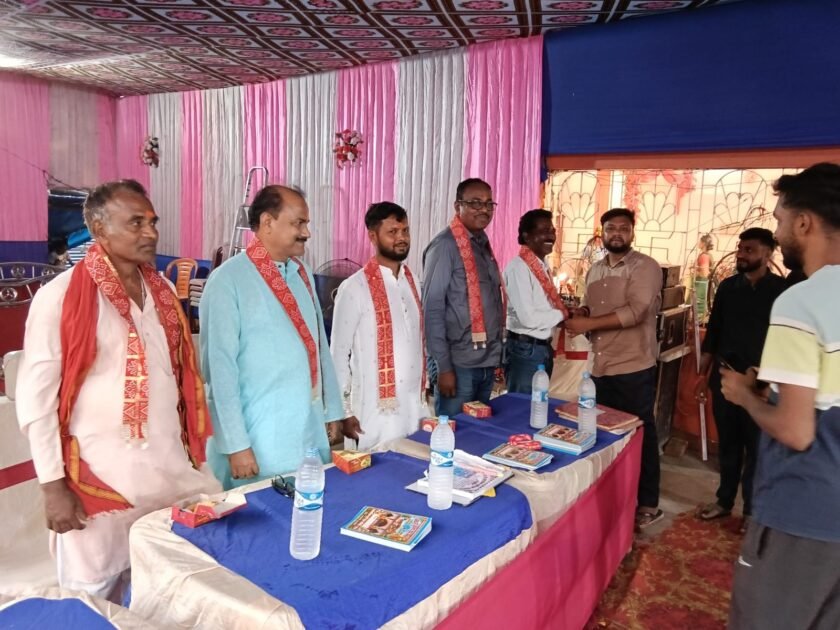 बरहरवा प्रखंड के विभिन्न पूजा पंडालों का जिला अध्यक्ष सह विधायक प्रतिनिधि ने किया दौरा