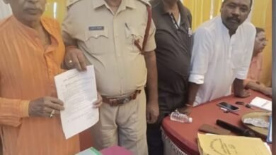 बरहरवा में पूजा समितियों को सख्त हिदायत, फायर एक्सटिंग्विशर से लेकर बिजली के तारों तक की सुरक्षा पर जोर बरहरवा में पूजा समितियों को सख्त हिदायत, फायर एक्सटिंग्विशर से लेकर बिजली के तारों तक की सुरक्षा पर जोर