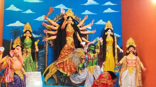 महाअष्टमी पर मां महागौरी के दर्शन को उमड़े श्रद्धालु, महिलाओं ने चढ़ाया डाला और वस्त्र