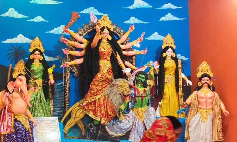महाअष्टमी पर मां महागौरी के दर्शन को उमड़े श्रद्धालु, महिलाओं ने चढ़ाया डाला और वस्त्र महाअष्टमी पर मां महागौरी के दर्शन को उमड़े श्रद्धालु, महिलाओं ने चढ़ाया डाला और वस्त्र