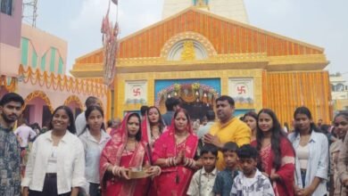 महाअष्टमी पर मिर्जाचौकी में उमड़ी श्रद्धालुओं की भीड़, लंबी कतारों में लगकर भक्तों ने किए मां दुर्गा के दर्शन महाअष्टमी पर मिर्जाचौकी में उमड़ी श्रद्धालुओं की भीड़, लंबी कतारों में लगकर भक्तों ने किए मां दुर्गा के दर्शन