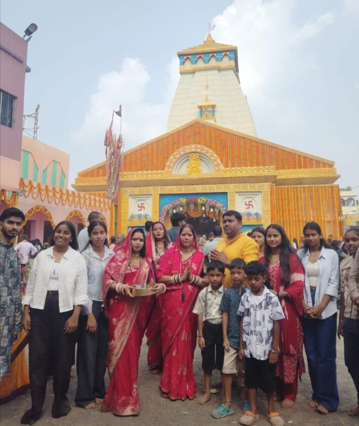 महाअष्टमी पर मिर्जाचौकी में उमड़ी श्रद्धालुओं की भीड़, लंबी कतारों में लगकर भक्तों ने किए मां दुर्गा के दर्शन महाअष्टमी पर मिर्जाचौकी में उमड़ी श्रद्धालुओं की भीड़, लंबी कतारों में लगकर भक्तों ने किए मां दुर्गा के दर्शन