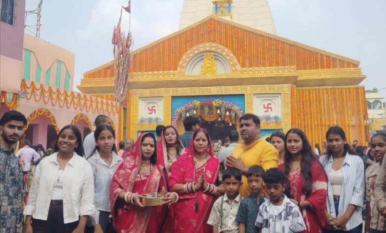 महाअष्टमी पर मिर्जाचौकी में उमड़ी श्रद्धालुओं की भीड़, लंबी कतारों में लगकर भक्तों ने किए मां दुर्गा के दर्शन महाअष्टमी पर मिर्जाचौकी में उमड़ी श्रद्धालुओं की भीड़, लंबी कतारों में लगकर भक्तों ने किए मां दुर्गा के दर्शन