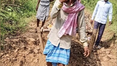 सड़क नहीं,तो एंबुलेंस भी बेबस! प्रसव पीड़ा से तड़पती रही गर्भवती, चार किलोमीटर तक खाट पर ढोकर अस्पताल ले गए ग्रामीण