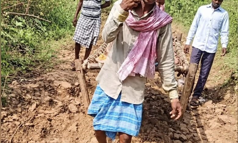 सड़क नहीं,तो एंबुलेंस भी बेबस! प्रसव पीड़ा से तड़पती रही गर्भवती, चार किलोमीटर तक खाट पर ढोकर अस्पताल ले गए ग्रामीण सड़क नहीं,तो एंबुलेंस भी बेबस! प्रसव पीड़ा से तड़पती रही गर्भवती, चार किलोमीटर तक खाट पर ढोकर अस्पताल ले गए ग्रामीण