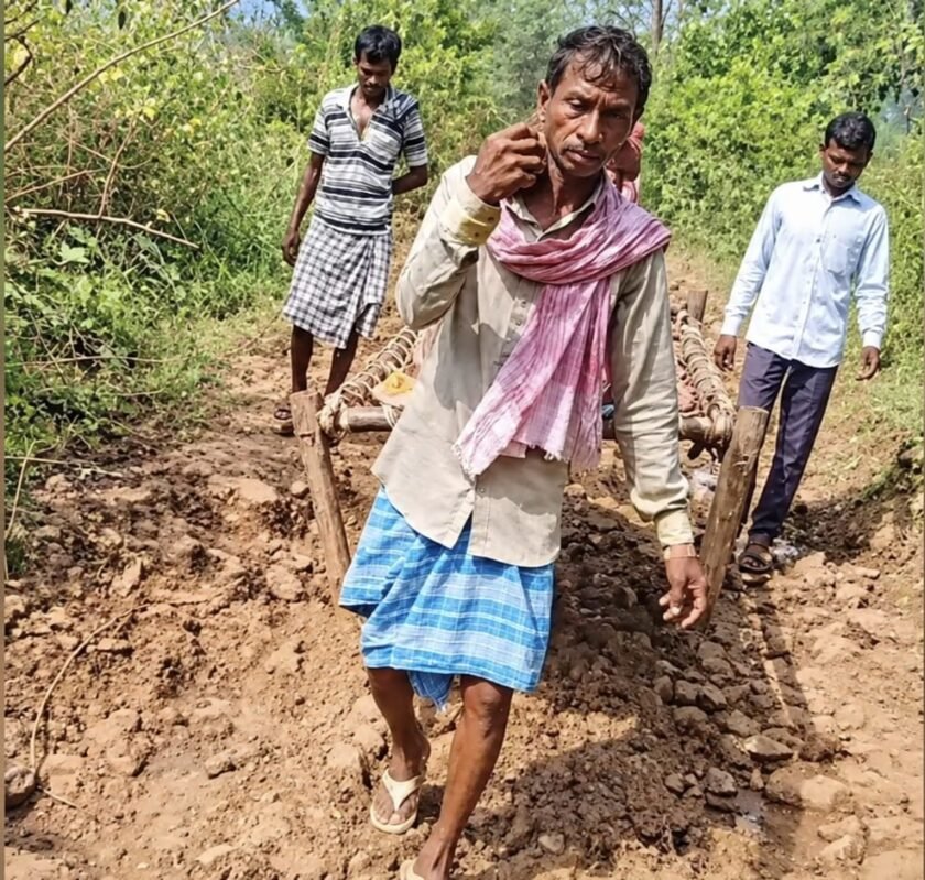 सड़क नहीं,तो एंबुलेंस भी बेबस! प्रसव पीड़ा से तड़पती रही गर्भवती, चार किलोमीटर तक खाट पर ढोकर अस्पताल ले गए ग्रामीण सड़क नहीं,तो एंबुलेंस भी बेबस! प्रसव पीड़ा से तड़पती रही गर्भवती, चार किलोमीटर तक खाट पर ढोकर अस्पताल ले गए ग्रामीण