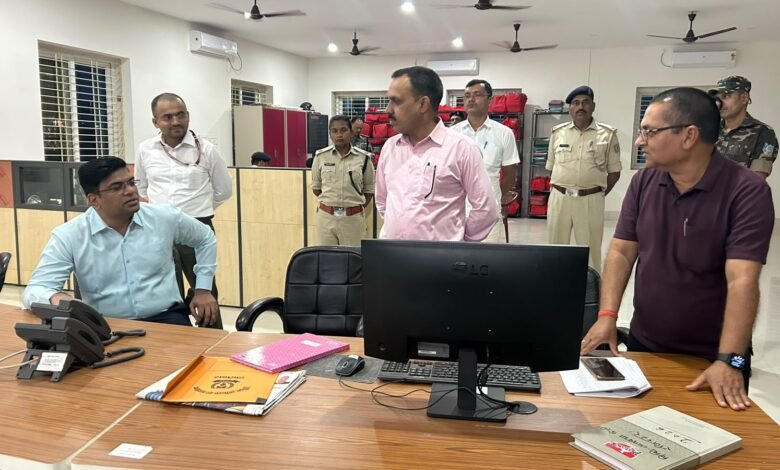 Latehar:दुर्गा पूजा को लेकर प्रशासन अलर्ट, डीडीसी ने देर रात जिला नियंत्रण कक्ष का किया औचक निरीक्षण Latehar:दुर्गा पूजा को लेकर प्रशासन अलर्ट, डीडीसी ने देर रात जिला नियंत्रण कक्ष का किया औचक निरीक्षण