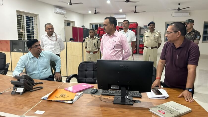 Latehar:दुर्गा पूजा को लेकर प्रशासन अलर्ट, डीडीसी ने देर रात जिला नियंत्रण कक्ष का किया औचक निरीक्षण Latehar:दुर्गा पूजा को लेकर प्रशासन अलर्ट, डीडीसी ने देर रात जिला नियंत्रण कक्ष का किया औचक निरीक्षण