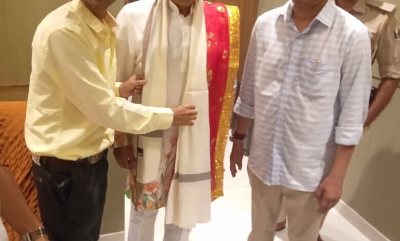 भोजपुरी सुपरस्टार एवं सांसद मनोज तिवारी को अंतरराष्ट्रीय खिलाड़ी हरिमोहन सिंह ने किया सम्मानित
