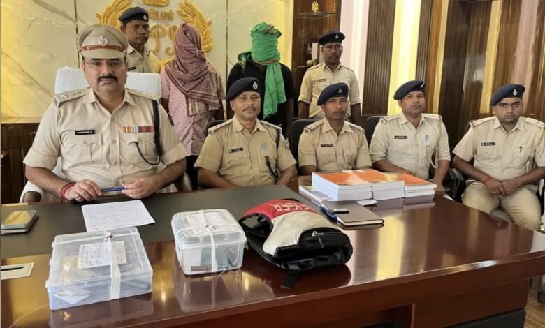 पाकुड़ में राशन दुकान लूटकांड के दो आरोपी गिरफ्तार, हथियार और अपाची बाइक बरामद पाकुड़ में राशन दुकान लूटकांड के दो आरोपी गिरफ्तार, हथियार और अपाची बाइक बरामद