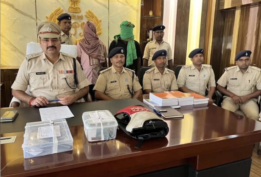 पाकुड़ में राशन दुकान लूटकांड के दो आरोपी गिरफ्तार, हथियार और अपाची बाइक बरामद पाकुड़ में राशन दुकान लूटकांड के दो आरोपी गिरफ्तार, हथियार और अपाची बाइक बरामद