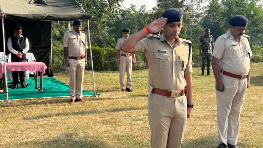 लातेहार में पुलिस संस्मरण दिवस पर वीर शहीदों को श्रद्धांजलि