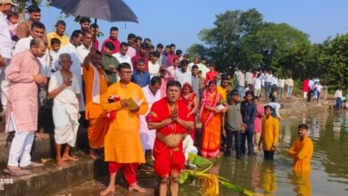 मयूरकोला में सिंदूर खेला के साथ मां दुर्गा को विदाई, सुहागिनों ने की अखंड सौभाग्य की कामना मयूरकोला में सिंदूर खेला के साथ मां दुर्गा को विदाई, सुहागिनों ने की अखंड सौभाग्य की कामना