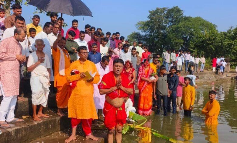 मयूरकोला में सिंदूर खेला के साथ मां दुर्गा को विदाई, सुहागिनों ने की अखंड सौभाग्य की कामना मयूरकोला में सिंदूर खेला के साथ मां दुर्गा को विदाई, सुहागिनों ने की अखंड सौभाग्य की कामना