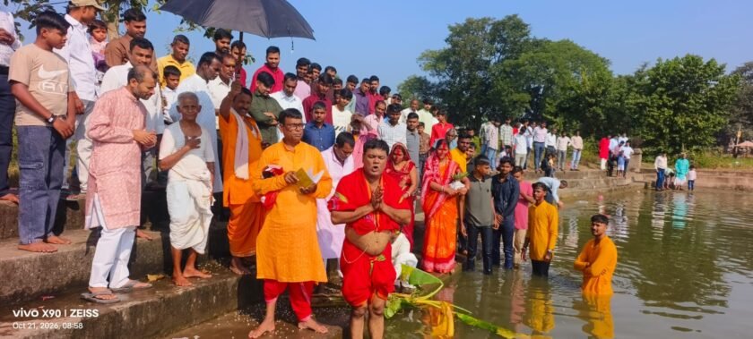 मयूरकोला में सिंदूर खेला के साथ मां दुर्गा को विदाई, सुहागिनों ने की अखंड सौभाग्य की कामना मयूरकोला में सिंदूर खेला के साथ मां दुर्गा को विदाई, सुहागिनों ने की अखंड सौभाग्य की कामना