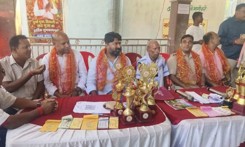 मंगलहाट दुर्गोत्सव में पहुंचे सांसद विजय हांसदा और विधायक एमटी राजा, मां दुर्गा के दरबार में टेका माथा