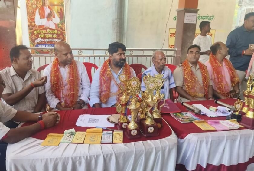 मंगलहाट दुर्गोत्सव में पहुंचे सांसद विजय हांसदा और विधायक एमटी राजा, मां दुर्गा के दरबार में टेका माथा