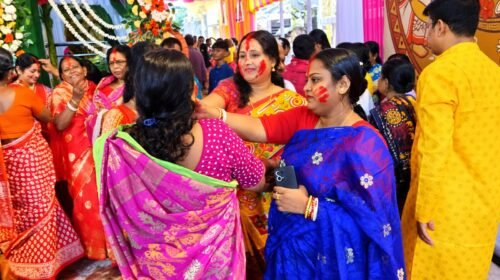 सिंदूर खेला के साथ मां दुर्गा को विदाई, नम आंखों से गूंजा ‘अगले बरस फिर आना मां’