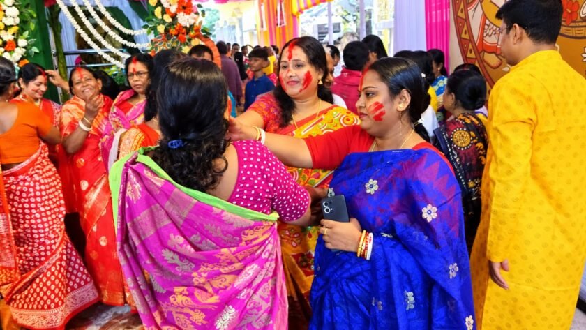 सिंदूर खेला के साथ मां दुर्गा को विदाई, नम आंखों से गूंजा ‘अगले बरस फिर आना मां’