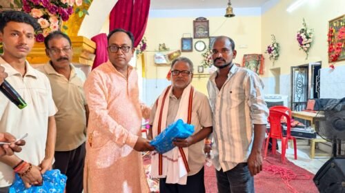 साहिबगंज में महाअष्टमी पर सात सफाईकर्मियों को सम्मान,चौक बाजार दुर्गा पूजा समिति की पहल