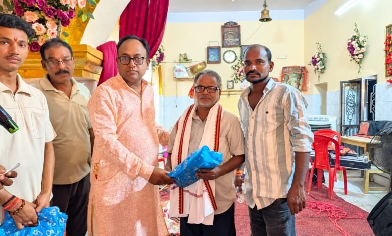 साहिबगंज में महाअष्टमी पर सात सफाईकर्मियों को सम्मान,चौक बाजार दुर्गा पूजा समिति की पहल