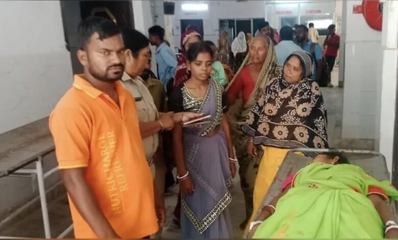 राजमहल फोरलेन पर दर्दनाक हादसा: बाइक से गिरी महिला की मौत, गोद में बिलखता रहा एक साल का मासूम