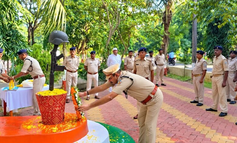 पाकुड़ में शहीद पुलिसकर्मियों को सलाम, देशभर के 154 वीरों को दी गई श्रद्धांजलि पाकुड़ में शहीद पुलिसकर्मियों को सलाम, देशभर के 154 वीरों को दी गई श्रद्धांजलि