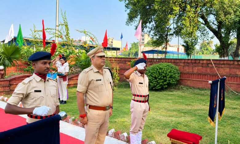 पुलिस संस्मरण दिवस: साहिबगंज में शहीदों को सलाम, एसपी अमित कुमार सिंह ने पुष्पचक्र अर्पित कर किया नमन