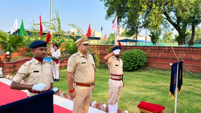 पुलिस संस्मरण दिवस: साहिबगंज में शहीदों को सलाम, एसपी अमित कुमार सिंह ने पुष्पचक्र अर्पित कर किया नमन