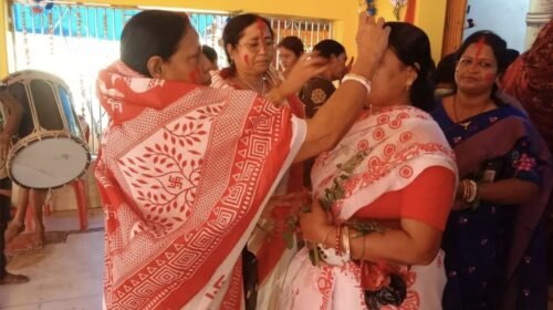 विजयादशमी पर पूजा पंडालों में उमड़ा आस्था का सैलाब, सिंदूर खेला और डांडिया ने बांधा समां