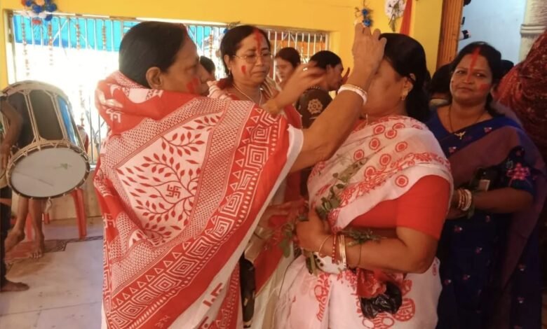 विजयादशमी पर पूजा पंडालों में उमड़ा आस्था का सैलाब, सिंदूर खेला और डांडिया ने बांधा समां विजयादशमी पर पूजा पंडालों में उमड़ा आस्था का सैलाब, सिंदूर खेला और डांडिया ने बांधा समां