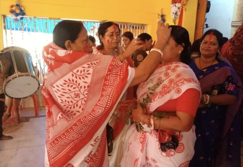 विजयादशमी पर पूजा पंडालों में उमड़ा आस्था का सैलाब, सिंदूर खेला और डांडिया ने बांधा समां विजयादशमी पर पूजा पंडालों में उमड़ा आस्था का सैलाब, सिंदूर खेला और डांडिया ने बांधा समां