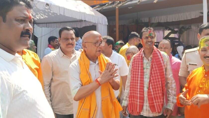 बर्मामाइंस ईस्ट प्लांट बस्ती में विधायक सरयू राय का भव्य स्वागत, अंगवस्त्र और तलवार भेंट कर किया सम्मानित बर्मामाइंस ईस्ट प्लांट बस्ती में विधायक सरयू राय का भव्य स्वागत, अंगवस्त्र और तलवार भेंट कर किया सम्मानित