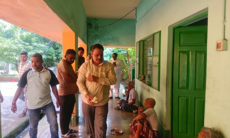 बर्मामाइंस के हिंद आश्रम में विधायक सरयू राय ने जरूरतमंद परिवारों के बीच बांटी खाद्य सामग्री बर्मामाइंस के हिंद आश्रम में विधायक सरयू राय ने जरूरतमंद परिवारों के बीच बांटी खाद्य सामग्री