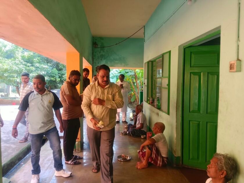 बर्मामाइंस के हिंद आश्रम में विधायक सरयू राय ने जरूरतमंद परिवारों के बीच बांटी खाद्य सामग्री बर्मामाइंस के हिंद आश्रम में विधायक सरयू राय ने जरूरतमंद परिवारों के बीच बांटी खाद्य सामग्री