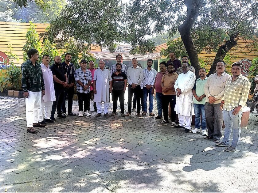 बर्मामाइंस के हिंद आश्रम में विधायक सरयू राय ने जरूरतमंद परिवारों के बीच बांटी खाद्य सामग्री बर्मामाइंस के हिंद आश्रम में विधायक सरयू राय ने जरूरतमंद परिवारों के बीच बांटी खाद्य सामग्री