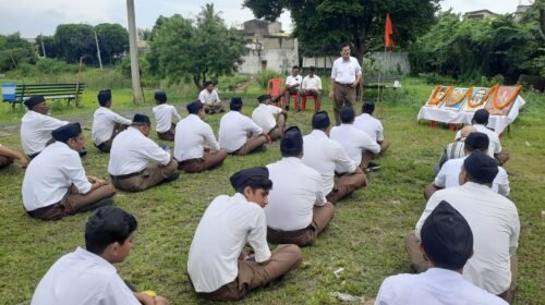 संघ ने शस्त्र पूजन एवं पथ संचलन के माध्यम से दिया राष्ट्रभक्ति का संदेश