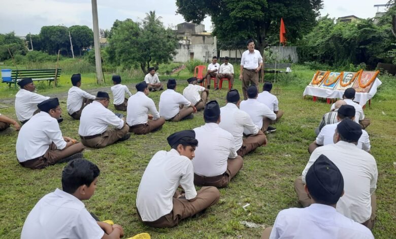 संघ ने शस्त्र पूजन एवं पथ संचलन के माध्यम से दिया राष्ट्रभक्ति का संदेश