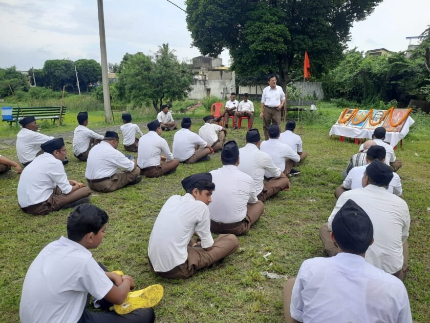 संघ ने शस्त्र पूजन एवं पथ संचलन के माध्यम से दिया राष्ट्रभक्ति का संदेश